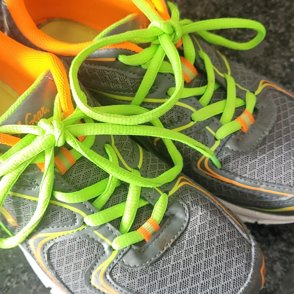 L.A. Gear Girls Athletic Sneakers with Neon Colored Accents - Size 4.5